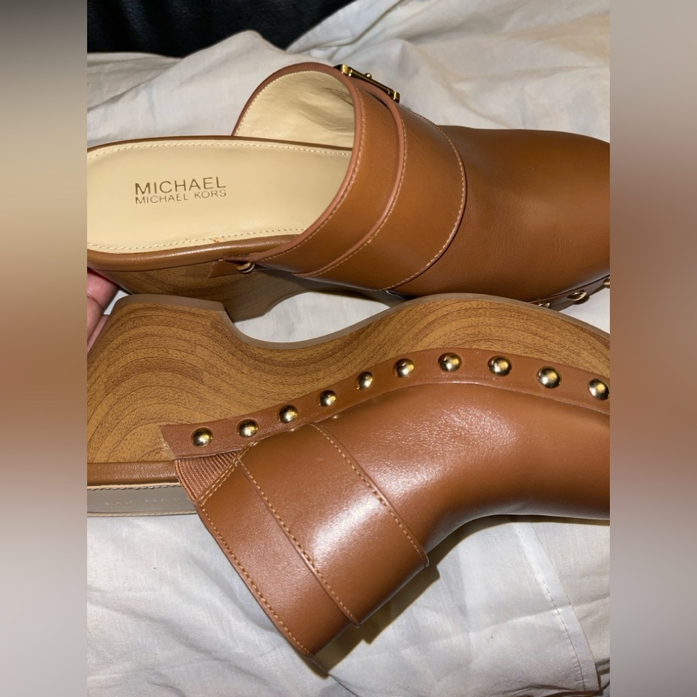 Michael Kors
Michael Kors Rye Clog
Luggage Women’s Size 6.5 NWOB - Picture 10 of 16